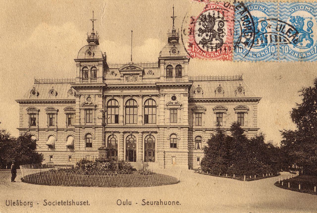 A postcard of Oulu City Hall (at the time it was a restaurant and asembly hall Seurahuone) as it was designed by swedish architect J. E. Stenberg. The building was completed in 1887.